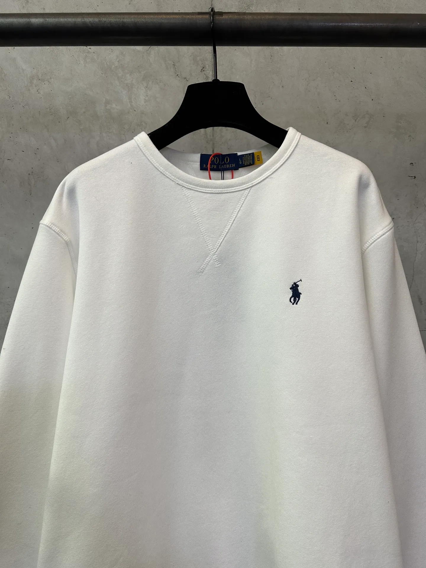 P330 Ralph Lauren logo embroidered sweatshirt. Customized cloud-like honey cotton fleece sweatshirt material. It feels delicate and comfortable against the skin. It is mainly made of deep black and is decorated with exquisite white pony logo. It is highly recognizable. Customized hardware. Thread. Accessories. Matching. Same style for men and women. -Color: Black White Blue Gray -Size: S M L XL